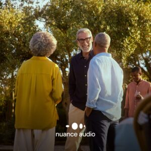 nuance audio in wuerzburg bei kresinsky ihrem optiker und akustiker unterhaltung einer gruppe menschen mann trägt modell square in schwarz