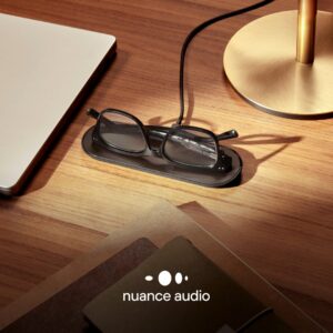nuance audio in wuerzburg bei kresinsky ihrem optiker und akustiker beispiel bild einer nuance audio auf dem ladepad neben einem laptop